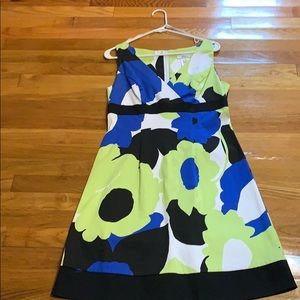 Cute women’s sleeveless V-neck dress